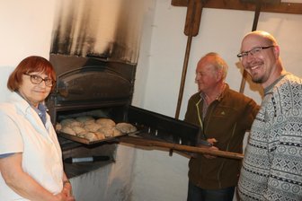 Warum am Sonntag im Museum in Rothenacker Brot gebacken wird - Uta und Burkhard Müller sowie Friedemann Staudt beim Probebacken.