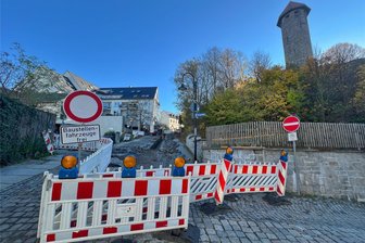 Warum an der Auerbacher Schlossstraße eine Baustelle bergauf wandert - Auf der Schlossstraße in Auerbach wird zurzeit eine Gasleitung ausgewechselt.