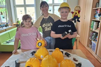Warum an der Bahnhofstraße in Flöha der Bergbau aktuell eine große Rolle spielt - Jolina, Lehrerin Anja Krumpholz, Fynn, und Maskottchen „Hauer-Hansel“ freuten sich zum Tag der offenen Tür über viele Besucher