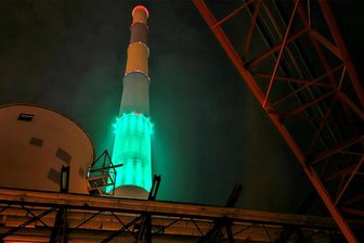 Warum an der bunten Esse in Chemnitz am Wochenende nur Grün leuchtet - In der Nacht zu Sonntag wird an der Esse in Chemnitz nur der grüne Teil angestrahlt.