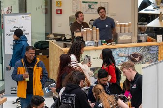 Warum an der Hochschule Hof 2025 die Studierendenzahlen sinken werden - Die neuen Erstsemester trafen sich am Montag an der Hochschule Hof zum Einführungstag.