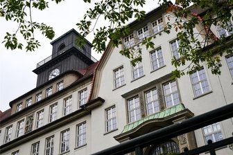 Warum an einer Chemnitzer Schule schon wieder gebaut wird - Die Schule im Chemnitzer Stadtteil Schönau soll einen Aufzug und ein neugestaltetes Außengelände erhalten.