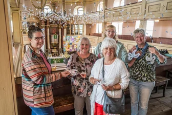 Warum an einer Kirche im Erzgebirge bald eine geklöppelte XXL-Friedenstaube hängen soll - Klöppelfrauen aus Hartenstein haben Annett Beier am Mittwoch elf geklöppelte Friedenstauben in der Kirche Wildbach übergeben.