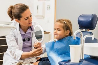 Warum Antibiotika schlecht für Kinderzähne sein können - Mädchen sind häufiger betroffen.