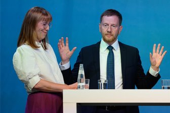 Warum Asylgerichtsverfahren in Sachsen so lange dauern und wie es schneller gehen könnte - Justizministerin Katja Meier wirft Ministerpräsident Michael Kretschmer Untätigkeit bei der Beschleunigung von Asylverfahren vor.