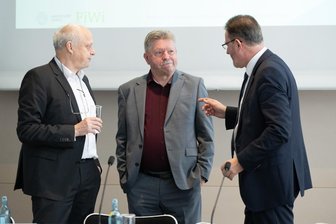 Warum auch Sachsens Landkreistag neue Schulden befürwortet - Der Leipziger Finanzwissenschaftler Thomas Lenk neben SSG-Präsident Bert Wendsche und SSG-Geschäftsführer Mischa Woitscheck (v.l.n.r.)