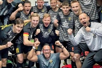 Warum Auerbach fast wie ein Europapokalsieger jubelt - Der Jubel in der Kabine am Samstag zeigte: Der Sieg in Krieschow hatte für die Oberliga-Kicker des VfB Auerbach eine besondere Bedeutung. 