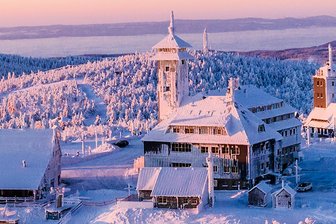 Warum auf dem Fichtelberg im Erzgebirge das Gipfelkreuz verschwunden ist - Zwischen Bergstation und Fichtelberghaus ist auf diesem Foto im Vordergrund das Gipfelkreuz zu sehen.