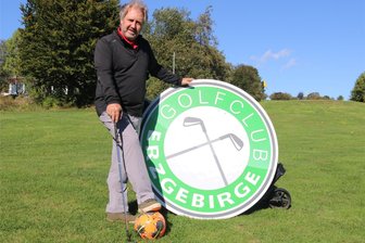 Warum auf dem Golfplatz in Gahlenz jetzt auch Fußbälle fliegen - Golfclub-Präsident Rene Schmitt macht deutlich: Auf dem Gahlenzer Grün fliegen auch die Fußbälle durch die Luft.