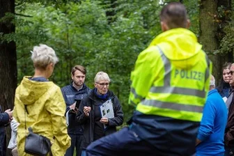 Warum auf dem Richard-Wagner-Platz in Plauen Bürgerwünsche an ihre Grenzen stoßen - Ortsbegehung im Preißelpöhl mit Rathaus-Verantwortlichen - im Bild Evelyn Schramm von der Verkehrsbehörde und Martin Gabriel vom Ordnungsamt.