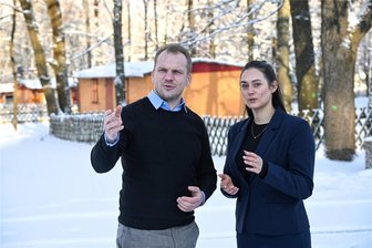 Warum auf den Rabenberg oder nach Schöneck: Ferienpark Hoher Hain in Limbach-Oberfrohna setzt auf Sport - Projektleiterin Helene Schäfer-Betz und der neue Geschäftsführer des Ferienparks Hoher Hain, Eric Worm, haben große Pläne für die Anlage.