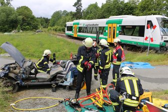 Warum auf den Straßen in und um Plauen am Samstag zahlreiche Rettungsfahrzeuge unterwegs waren - Den Rettungskräften bot sich ein schreckliches Bild: Der Unfallwagen, in dem vier Menschen saßen, war bei dem fiktiven Zusammenstoß mit der Vogtlandbahn erheblich beschädigt worden.