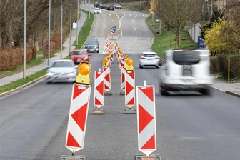 Warum auf der Bundesstraße 169 im Erzgebirge seit Monaten die Fahrbahnmarkierung fehlt - Warnbaken statt Mittellinie: Auf der B 169 in Bad Schlema fehlt seit vielen Wochen die Straßenmarkierung. Eine der zwei Fahrspuren in Richtung Aue ist daher gesperrt.