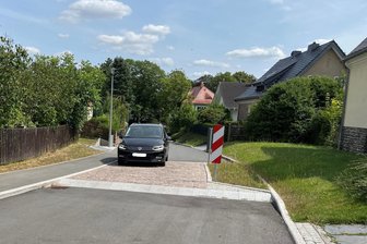 Warum auf der Robert-Schumann-Straße in Freiberg Schikanen eingebaut worden sind - Auf der Robert-Schumann-Straße in Freiberg sollen Einengungen und Aufpflasterungen für Verkehrsberuhigung sorgen. Die Straße ist mit Tempo 30 ausgeschildert.