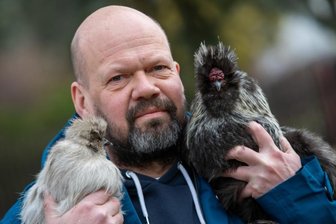 Warum auf einem Plauener Schulhof derzeit Hühner gackern - David Jenning mit Therapiehahn Walldorf und dessen Schwester Berta. Die zahmen Seidenhühner lassen sich auch geduldig von Kinderhänden streicheln. 