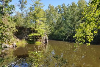 Warum aus vogtländischen Steinbrüchen Konzertbühnen werden - Unter Seidels Loch am Fronweg versteckt sich ein kleiner Stollen.