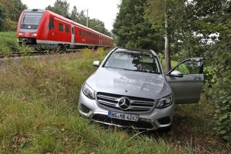 Warum Autodiebe an der Landesgrenze die A 4 verlassen - Der Mercedes vom Typ GLC stand neben der Bahnstrecke.