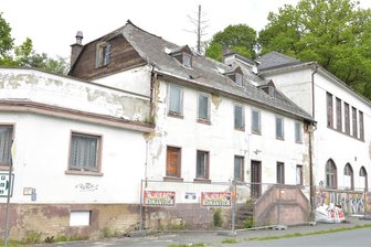 Warum Autofahrer auf Weg nach Markneukirchen Geduld brauchen - Der Gasthof Steinknock an der Kreuzung der B 283 am Ortseingang Markneukirchen wird abgerissen.
