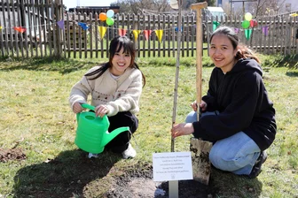 Warum Azubis aus Vietnam im Erzgebirge junge Obstbäume pflanzen? - Thao Tran und Nhi Kim (r.) hat die Pflanzaktion im Garten des Pflegeheims begeistert.