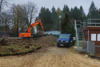 Warum Bagger am Schneeberger Filzteich angerückt sind - Am Filzteich laufen Bauarbeiten, damit das Strandbad kommende Saison beste Bedingungen bietet.