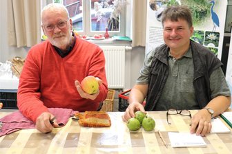 Warum Bananen in Eppendorf gar keine Rolle spielen - Der Chemnitzer Experte Henner Grapow (l.) bestimmte zum Mittelsächsischen Streuobsttag in Eppendorf Apfel- und Birnensorten. Jörg Semming vom Landschaftspflegeverband Mulde/Flöha (r.) assistierte.