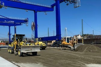 Warum Bauen zum Risiko geworden ist - Der VSTR Rodewisch baut das Güterverkehrszentrum in Hof für ein Auftragsvolumen von über 15 Millionen Euro: Hier bezahlt mit der Stadt Hof die öffentliche Hand. Aber gerade bei Kommunen und Landkreisen ist nicht klar, ob sie das Risiko gestiegener Materialkosten abfangen. Das gewährleistet derzeit nur der Bund. 