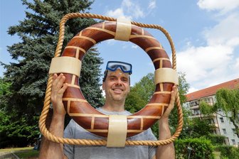 Warum baut ein Lichtensteiner Holzkünstler einen Rettungsring aus Ziegeln? - Die Holzkunst von Danny Reinhold besticht immer wieder durch höchste Qualität und außergewöhnliche Ideen.
