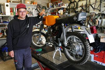 Warum bei der Börnichener 675-Jahr-Feier auch Oldtimer- und Motorrad-Fans auf ihre Kosten kommen - In seiner Garage ist Chris Loske fast jeden Tag am Schrauben und Tüfteln.