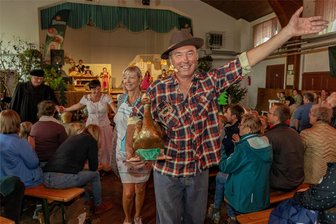 Warum bei der Rebesgrüner Kirmes eine goldene Gans ihren Auftritt hatte - Der Heimatverein Rebesgrün hatte für die diesjährige Kirmes ein Märchen als Bühnenprogramm einstudiert.
