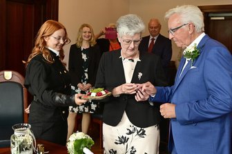 Warum bei dieser Hochzeit in Klingenthal gleich drei Menschen aufgeregt waren - Claus und Petra Dunsch haben sich im Klingenthaler Rathaus das Ja-Wort gegeben. Die Ringe brachte seine Enkelin Mia, die Schornsteinfegerin ist.