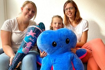 Kathleen Jurischka (l.) hat für ihre Nichte Nele (M.) beim Inselteichfest in Ringethal einen riesigen Plüsch-Oktopus gewonnen. Der kommt auf die Zuckertüte. Neles Mutter Nicole Rißmann sagt, dass ihre Tochter alles liebt, was mit Meer und Ozeanen zu tun hat.