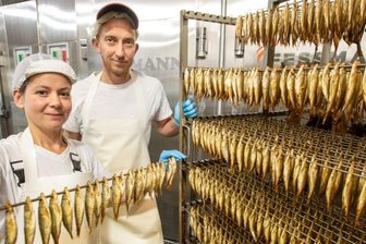 Warum bei Fischspezialist Zaumseil keine Krise herrscht - Sie holen den Fisch aus dem Räucherofen: Sandra Helbig, seit elf Jahren im Unternehmen und Daniel Mocka, seit 19 Jahren für die Firma Zaumseil tätig.
