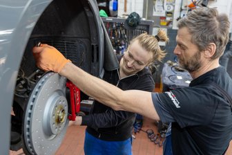Warum bei Meinhold die Arbeit gesund ist: Auerbacher Firma bekommt Auszeichnung - Julien Rudorf (links) und Andreas Baumgarten können sich über gute Arbeitsbedingungen freuen.