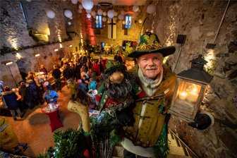 Warum beim Adventstreiben in Plauens Elsteraue am Wochenende die Funken sprühen - Moosmann-Geschichtenerzähler Gert Schäfer wird wie bereits 2022 auch in diesem Jahr den Lampionumzug über die Adventsmeile führen.