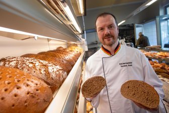 Warum beim Bäcker alles teurer wird: „Eigentlich müsste sich der Brotpreis verdoppeln“ - Bäckermeister Torsten Aust ist seit über 20 Jahren Inhaber der Bäckerei an der Pausaer Straße in Plauen.