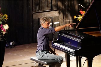 Warum beim Dennheritzer Klassik-Open-Air gelacht wurde - Der Klavierkabarettist William Wahl begeisterte beim Dennheritzer Klassik-Open-Air.