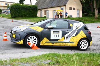 Warum beim Slalom Cup im Erzgebirge plötzlich alles ganz anders war - Da war ein Slalomhütchen im Weg: Ian Hayn aus Bad Düben startet für den AMC Annaberg.