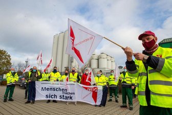 Warum Beschäftigte bei Sternquell die Arbeit niederlegen - Beschäftigte der Sternquell-Brauerei beim Warnstreik am Freitag: Mit Gewerkschaftsfahnen und Mundschutz fordern sie ein besseres Angebot der Unternehmensleitung für einen neuen Haustarifvertrag