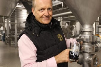 Warum Bier und Brause aus der Heimat bald teurer werden - Jörg Dierig, Geschäftsführer der Mauritius Brauerei in Zwickau, füllt Zwickauer Bock Dunkel ab.