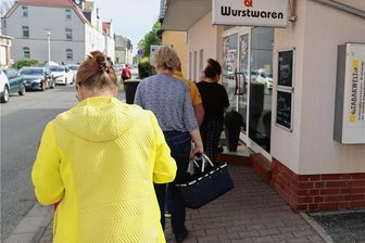 Warum bilden sich vor einer Zwickauer Fleischerei immer wieder lange Schlangen? - Vor allem vor Wochenenden und Feiertagen heißt es beim "Fleischi" in Crossen Schlange stehen.