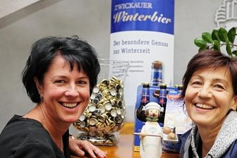 Warum Brauer mit Bäcker-Räuchermann aufwarten - Sekretärin Viola Lange und Mauritius-Sprecherin Kathrin Seyfert (rechts) präsentieren mit dem Treberbrot-Räuchermann die 17. Figur des Unternehmens zur Eröffnung der Winterbiersaison.