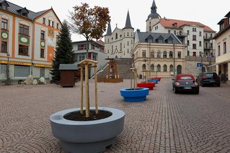 Warum bunte Kübel in Meerane weiterhin die Gemüter erhitzen - Meerane mit neuen Pflanzgefäßen in der Stadt.