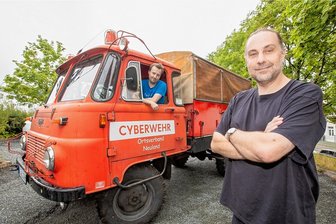 Warum Computerfans im Vogtland ein altes Feuerwehrfahrzeug fahren - Die Hacker Carsten Weber (links) und Alexander Heidenreich mit der Cyberwehr. Der alte Robur-Lkw aus dem Jahr 1974 diente einst der Feuerwehr, heute transportieren die Plauener Hacker damit ihre Technik.