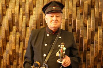 Warum das 19. Räuchermännchen einer Zwickauer Brauerei ein Straßenbahnschaffner ist - Jürgen Mattivi ist Vorsitzender des Vereins der Freunde des Nahverkehrs. Er und der Verein halfen der Mauritius Brauerei dabei, ein historisch korrektes Abbild des Zwickauer Straßenbahnschaffners zu entwickeln.