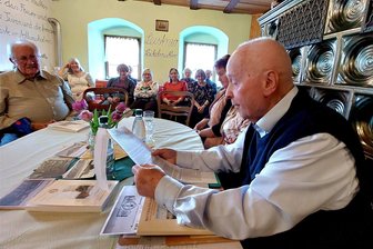 Warum das Alte Plauener Rathaus noch steht: Autor erforscht Geschichte eines vergessenen vogtländischen Vereins - Siegfried Martin beim Vortrag zur Geschichte der 1907 gegründeten Vereinigung vogtländischer Künstler und Schriftsteller im Alten Spital in Falkenstein. Mehr als zwei Jahre hat der Autor ntensiv zu der fast vergessenen Interessengemeinschaft geforscht.