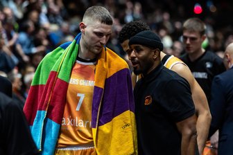 Warum das Aus in der Champions League den Niners Chemnitz helfen kann - Gesprächsbedarf nach dem Aus in der Champions League: Kapitän Jonas Richter (links) und der verletzte Routinier DeAndre Lansdowne.