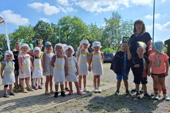 Warum das Denkmal auf dem Brander Markt eine Kopie ist - Die Kinder der Kindertagesstätte „Buratino“ hatten sich anlässlich des 100. Geburtstages des Bergmannsdenkmales passend zum Thema Bergbau gekleidet.