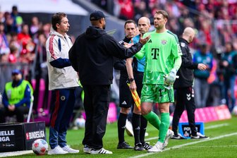 Warum das DFB-Pokalfinale zur spannenden WM-Bühne wird - Nummer eins bei der WM, Zuschauer beim Pokalfinale? Bei Manuel Neuer (r), hier bei seiner Auswechslung gegen Köln, zwickt weiter die Wade. (Archivbild) 