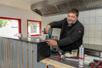 Warum das „Diner“ in Rodewisch schon wieder schließt und wo es die Burger jetzt gibt - André Grummt beim Werkeln und Einrichten seines Burger-Restaurants im Sommer. Am 1. August war Eröffnung in Rodewisch - seit diesen Freitag ist geschlossen. Nun zieht das Diner nach Lengenfeld.