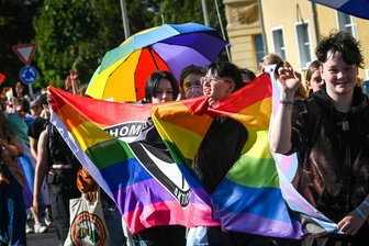 Warum das Dresdner CSD-Urteil in Mittelsachsen keine Rechtssicherheit bringt - Flagge zeigen für queere Sichtbarkeit in Döbeln: Beim dritten CSD in der sächsischen Stadt demonstrierten die Teilnehmenden 2024 mit einer riesigen Regenbogenfahne.